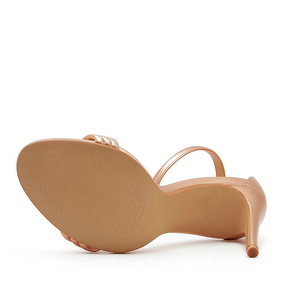 sandalia-royalz-metalizada-victoria-salto-alto-fino-tira-dourada-rose-2.jpg